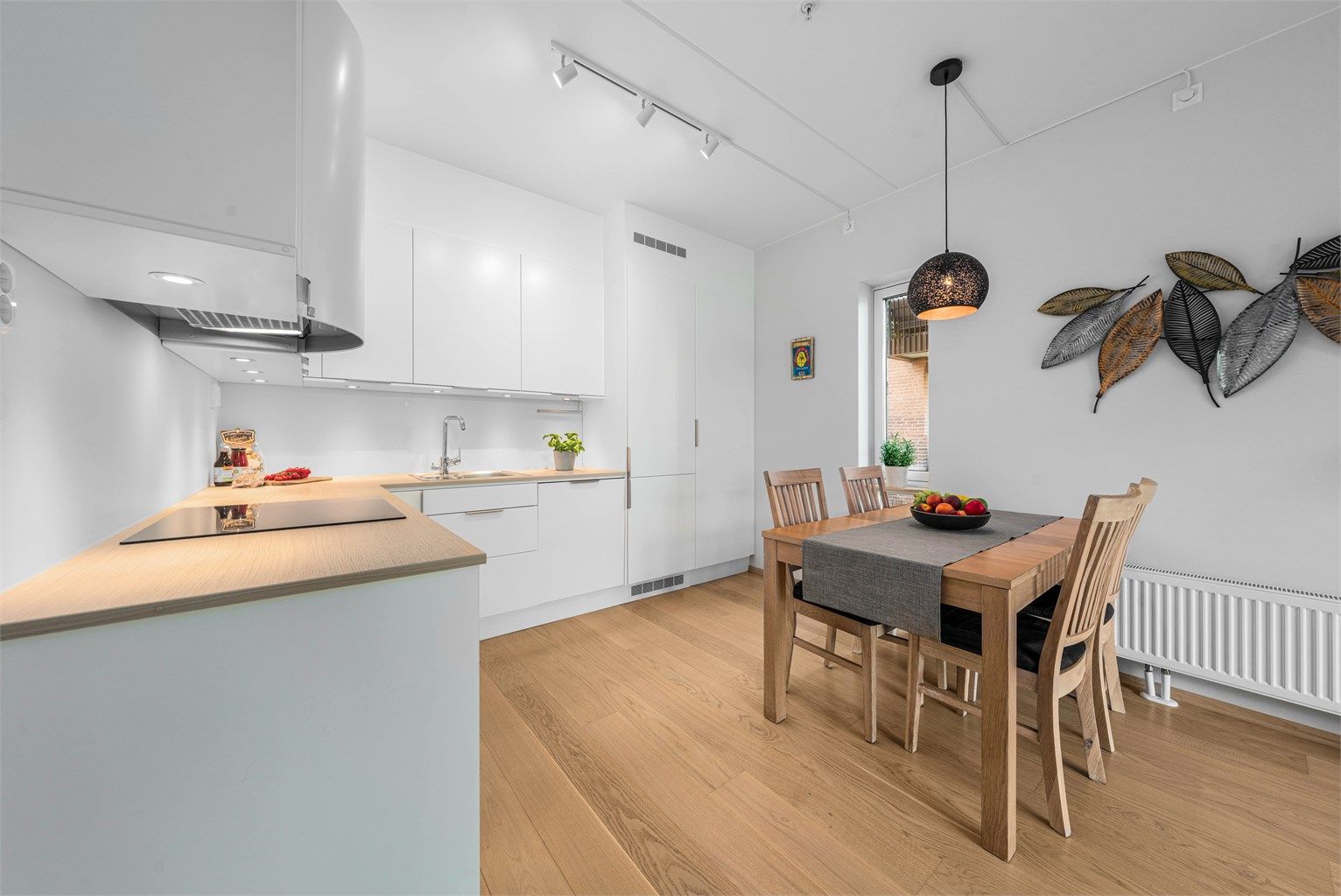 Kjøkkeninnredning fra Drømmekjøkken med glatte fronter og laminatbenkeplate.