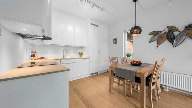 Kjøkkeninnredning fra Drømmekjøkken med glatte fronter og laminatbenkeplate.