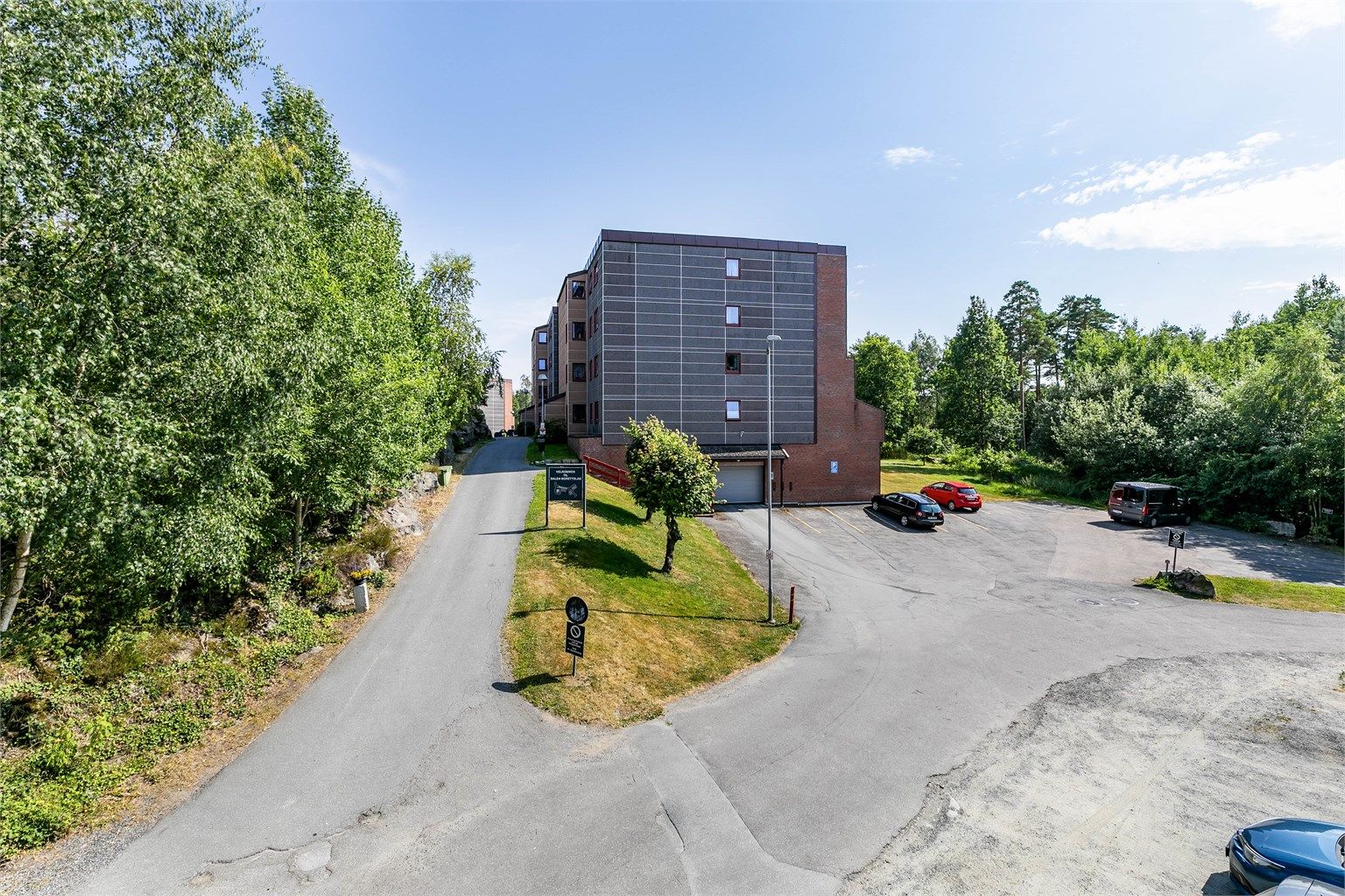 Det er mulig å kjøre bil helt frem til hovedinngangen, for enkel av- og pålessing.