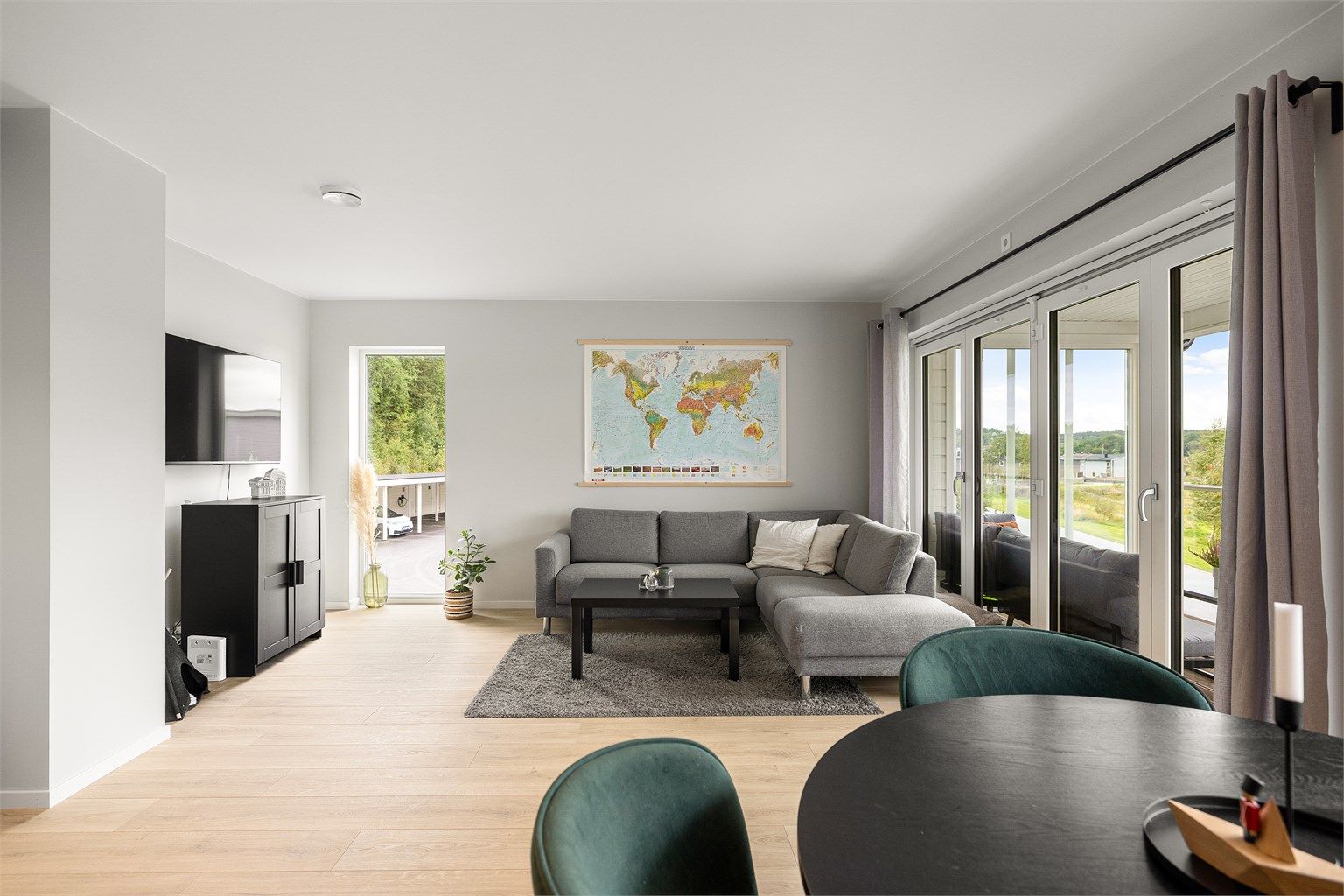 Foldedører bokstavelig talt åpner stuen mot verandaen utenfor - helt eller delvis.