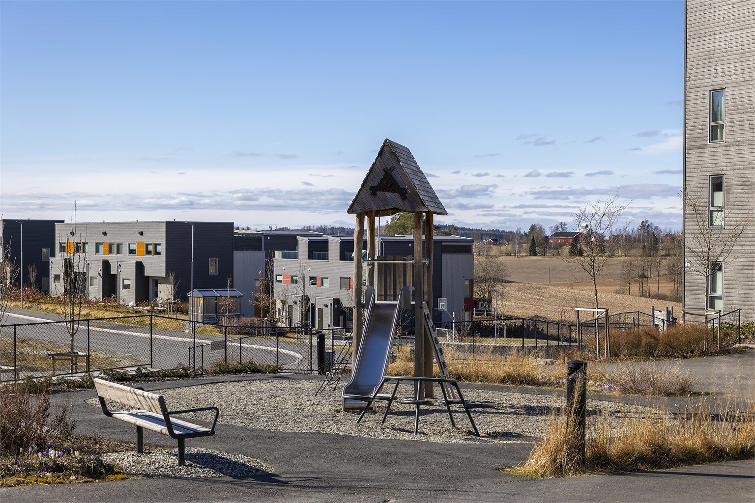 Nærområdet er barnevennlig med flere lekeplasser og grøntområder.