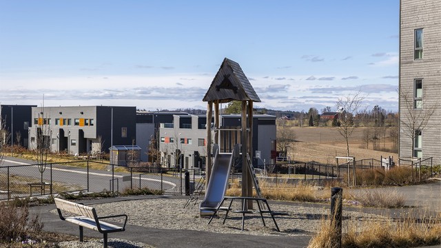 Nærområdet er barnevennlig med flere lekeplasser og grøntområder.