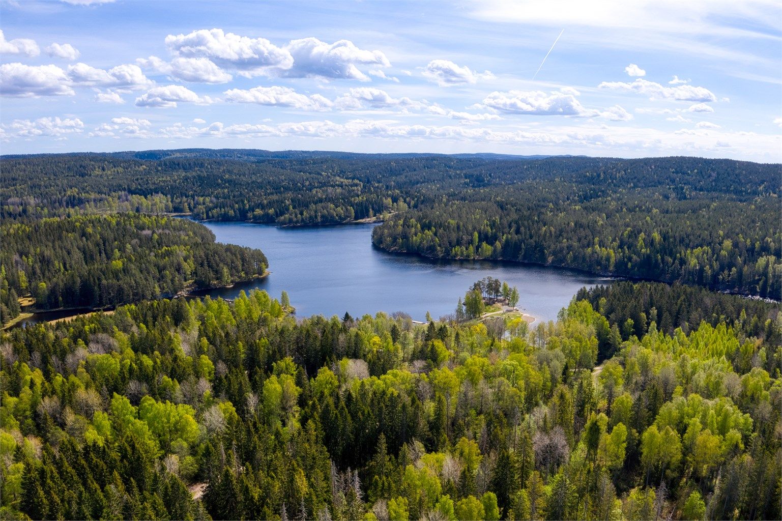 Nøklevann med badeplass og løyper året rundt ligger få minutter unna til fots.