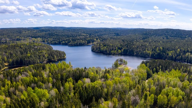 Nøklevann med badeplass og løyper året rundt ligger få minutter unna til fots.