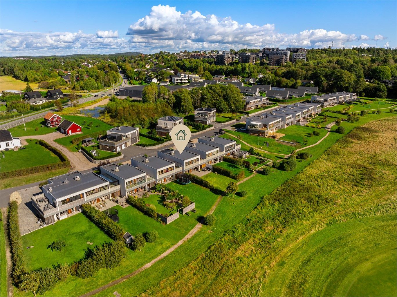 Boligen ligger meget usjenert til i første rekke, med kun åpent landskap i syd.