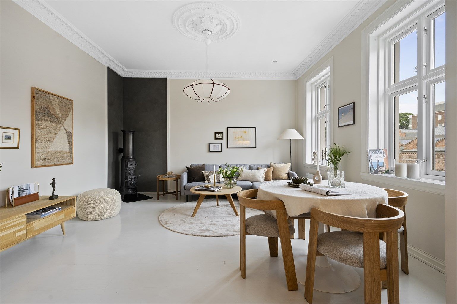 Boligen har en gjennomgående planløsning og store vindusflater som gir fine, naturlige lysforhold.