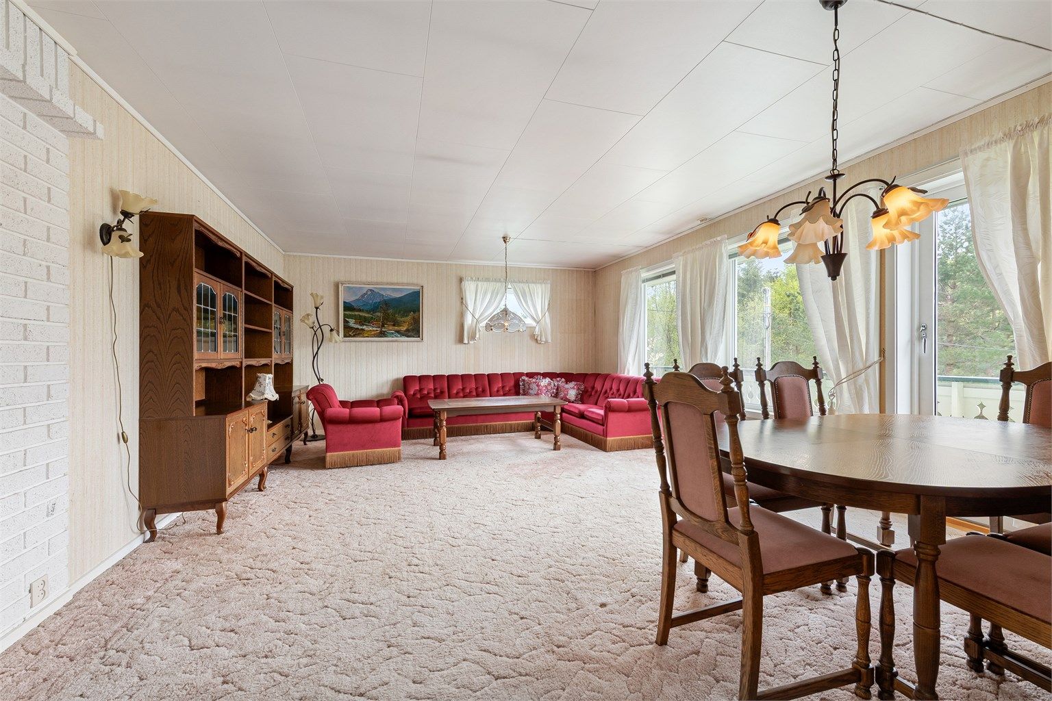 Stor og innholdsrik stue i hovedetasjen med god plass til både sofagruppe og spisestue