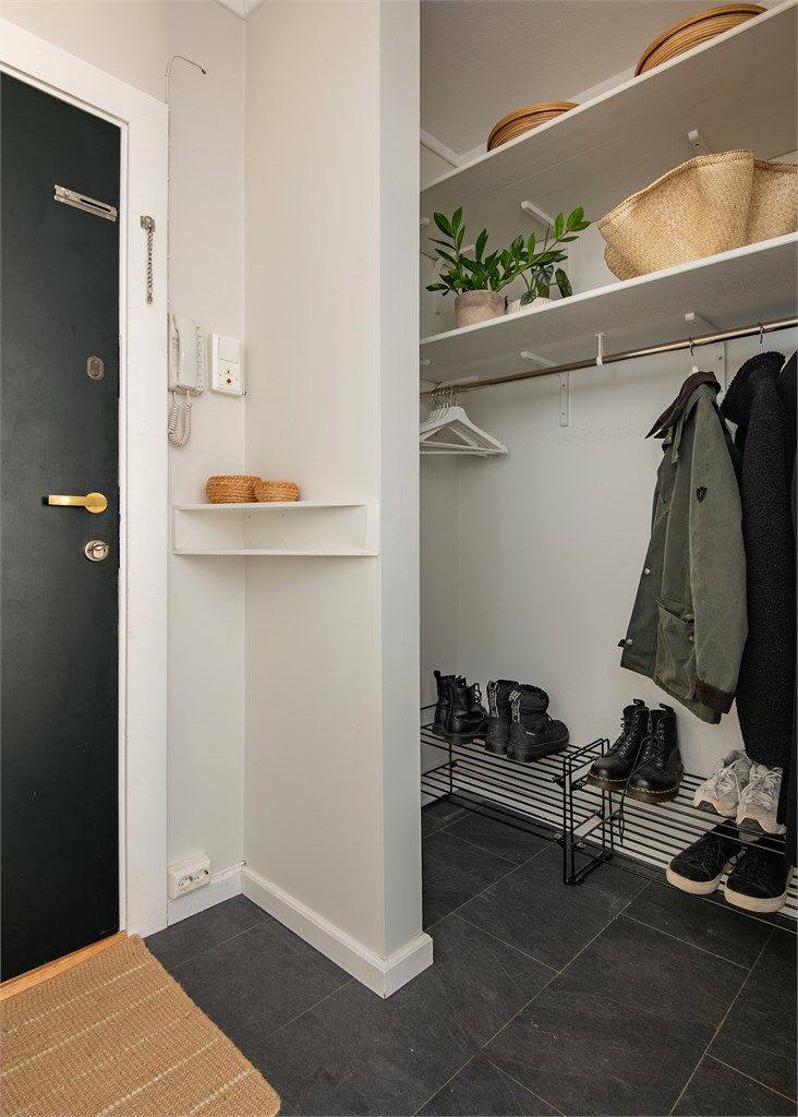 Praktisk oppbevaring av yttertøy rett ved ytterdøren. 