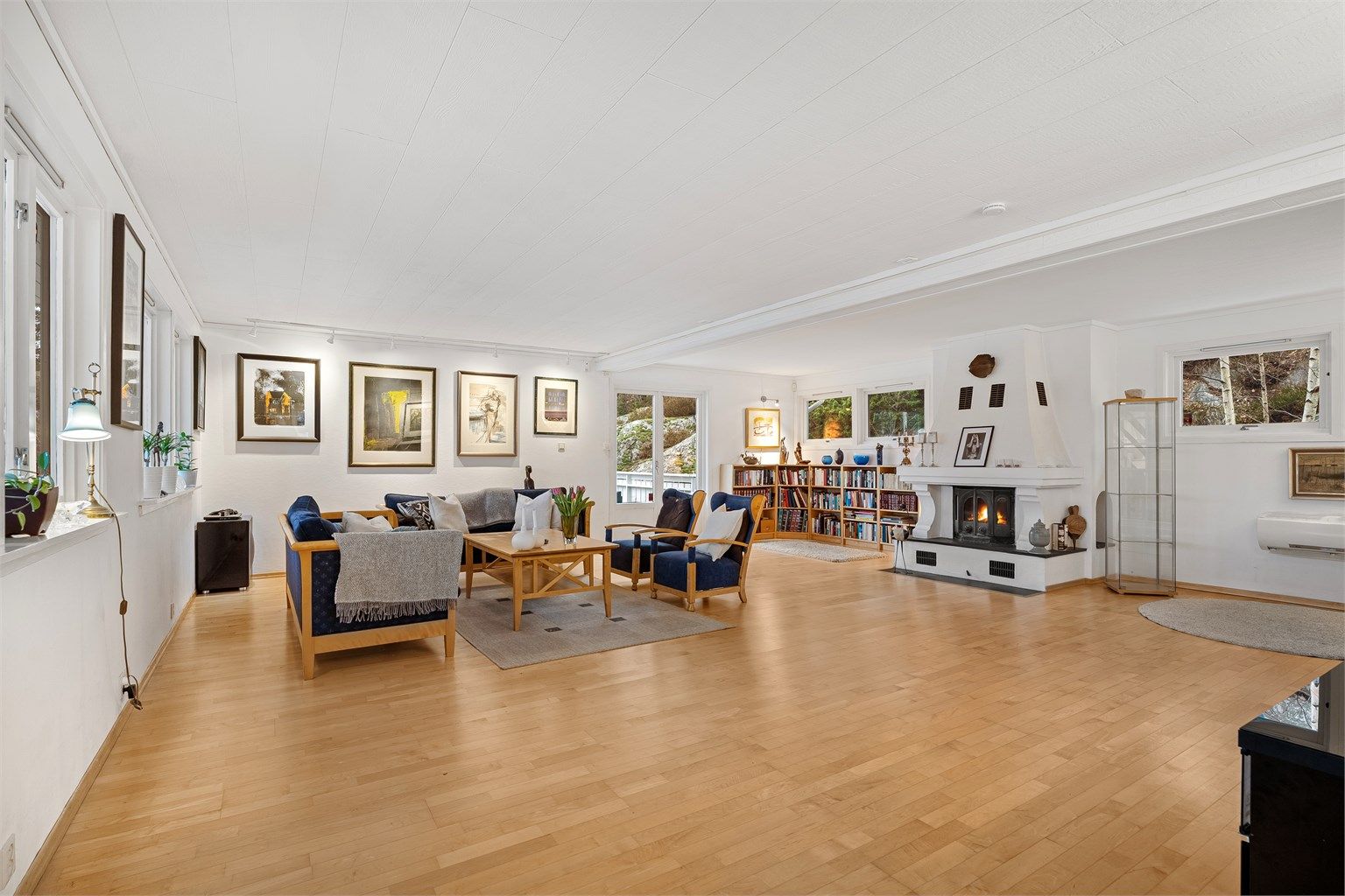 Stuen er utstyrt med peis som bidrar til lun stemning og ekstra komfort.