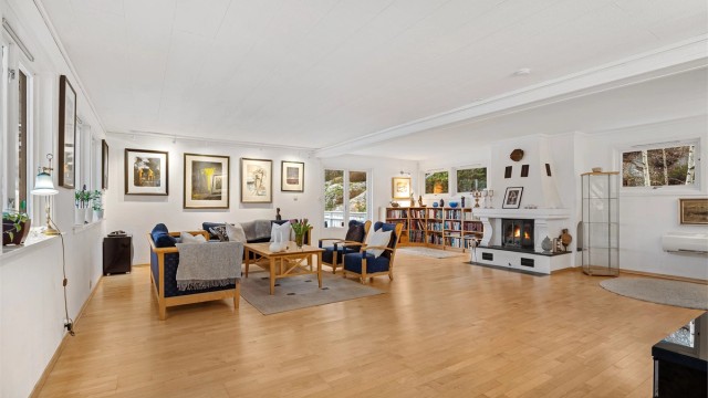 Stuen er utstyrt med peis som bidrar til lun stemning og ekstra komfort.