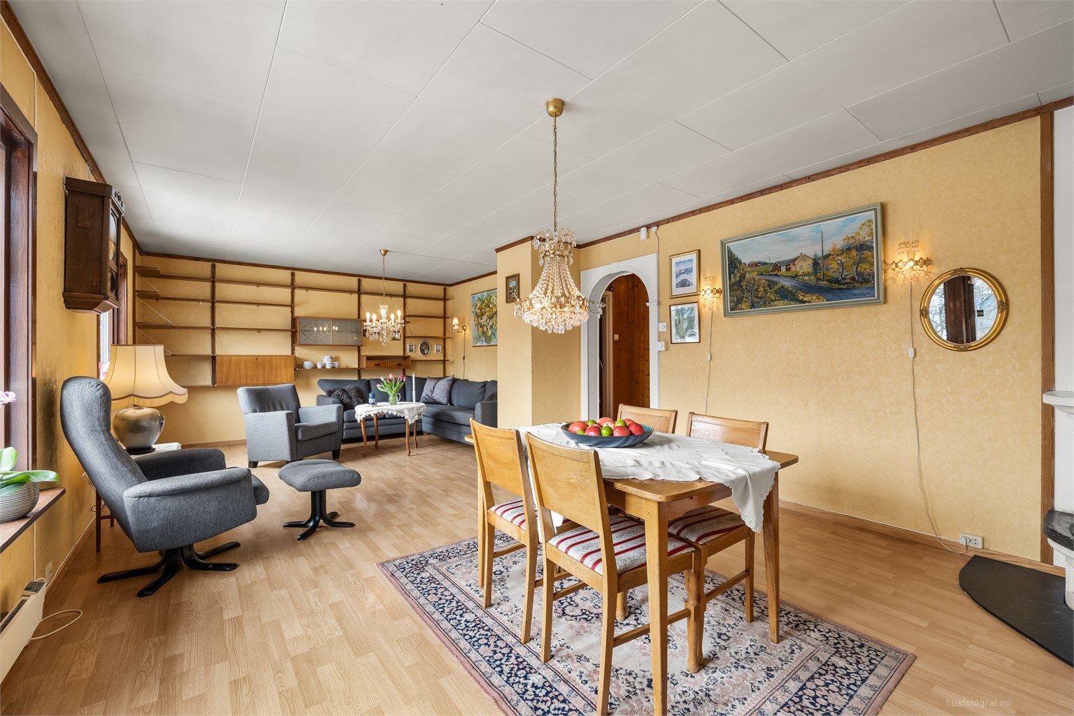 Den kombinerte stuen og spisestuen er et sosialt samt samlende rom i boligen.