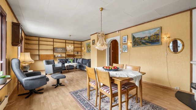 Den kombinerte stuen og spisestuen er et sosialt samt samlende rom i boligen.