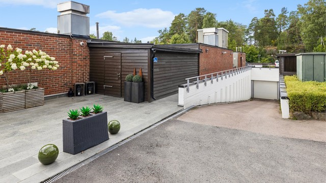 Fellesområdene er opparbeidet med asfalterte internveier og beplantning.