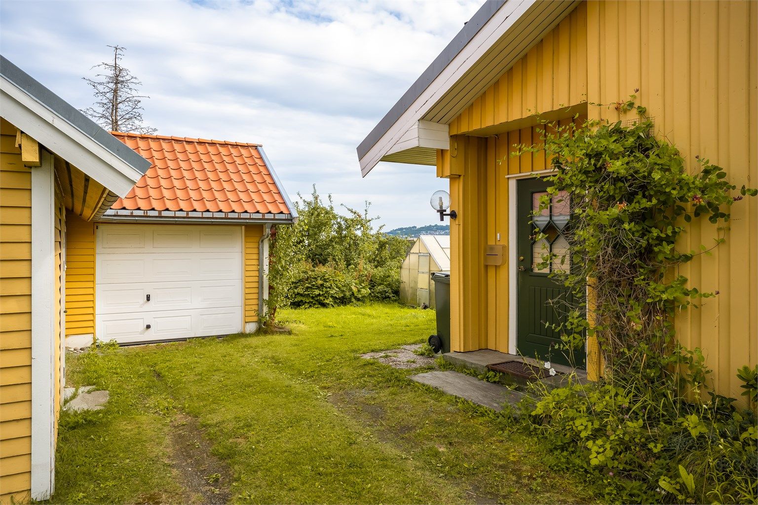 Det er oppført en garasje (som deles med Hitravegen 15A) samt flere biloppstillingsplasser på tomten. 