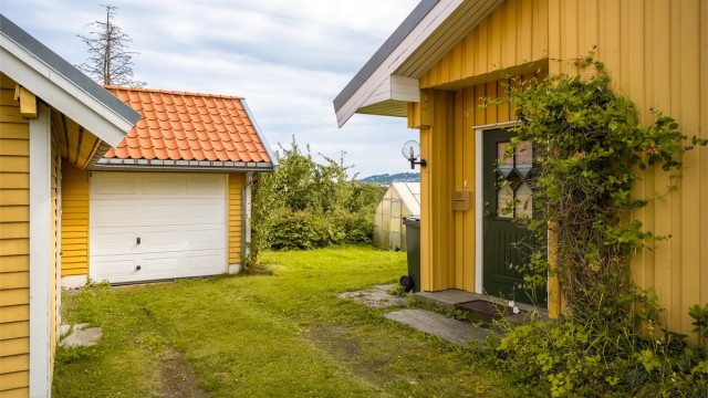 Det er oppført en garasje (som deles med Hitravegen 15A) samt flere biloppstillingsplasser på tomten.