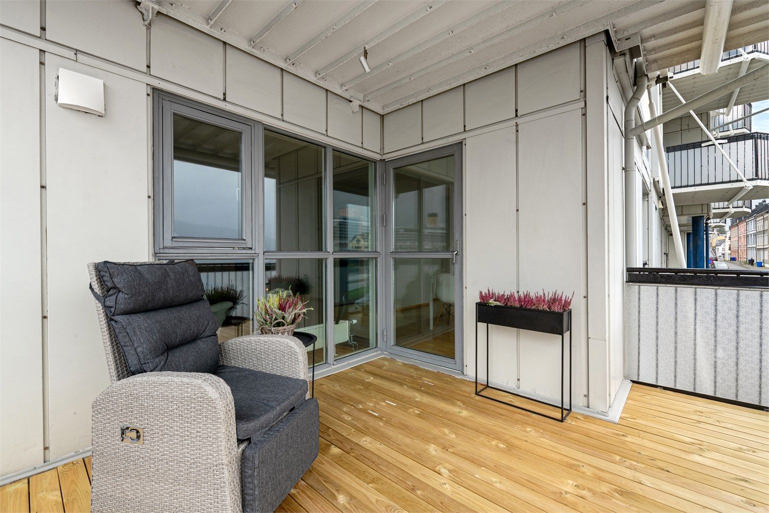 Overbygd og lun hjørneterrasse mot syd og vest. 