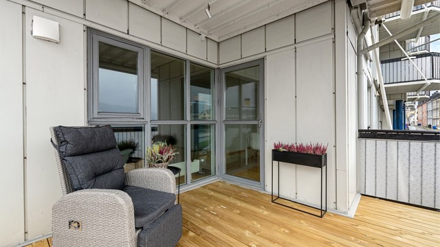 Overbygd og lun hjørneterrasse mot syd og vest.