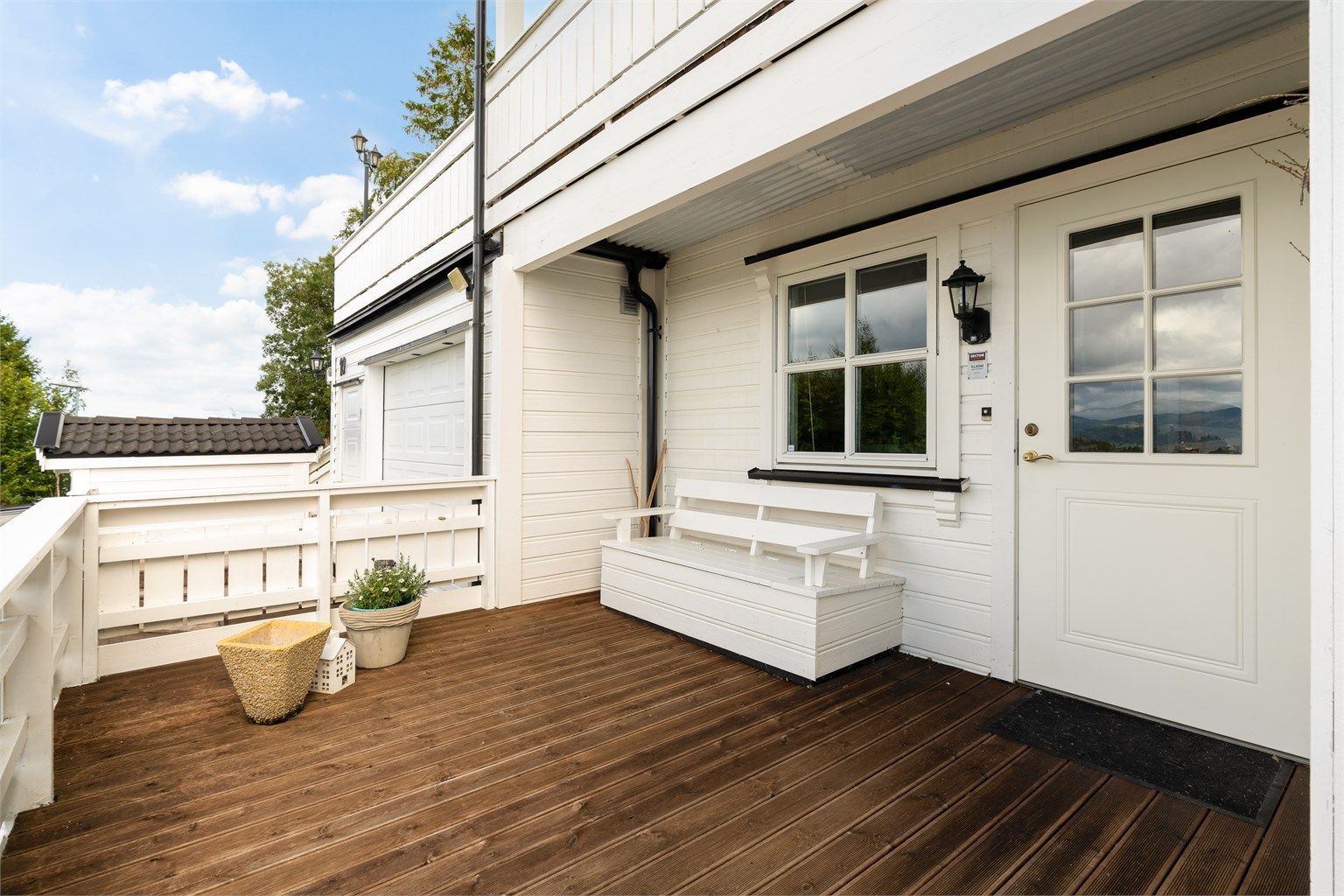 Terrassen er delvis overbygd og har gode møbleringsmuligheter. 