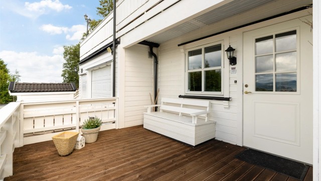 Terrassen er delvis overbygd og har gode møbleringsmuligheter.