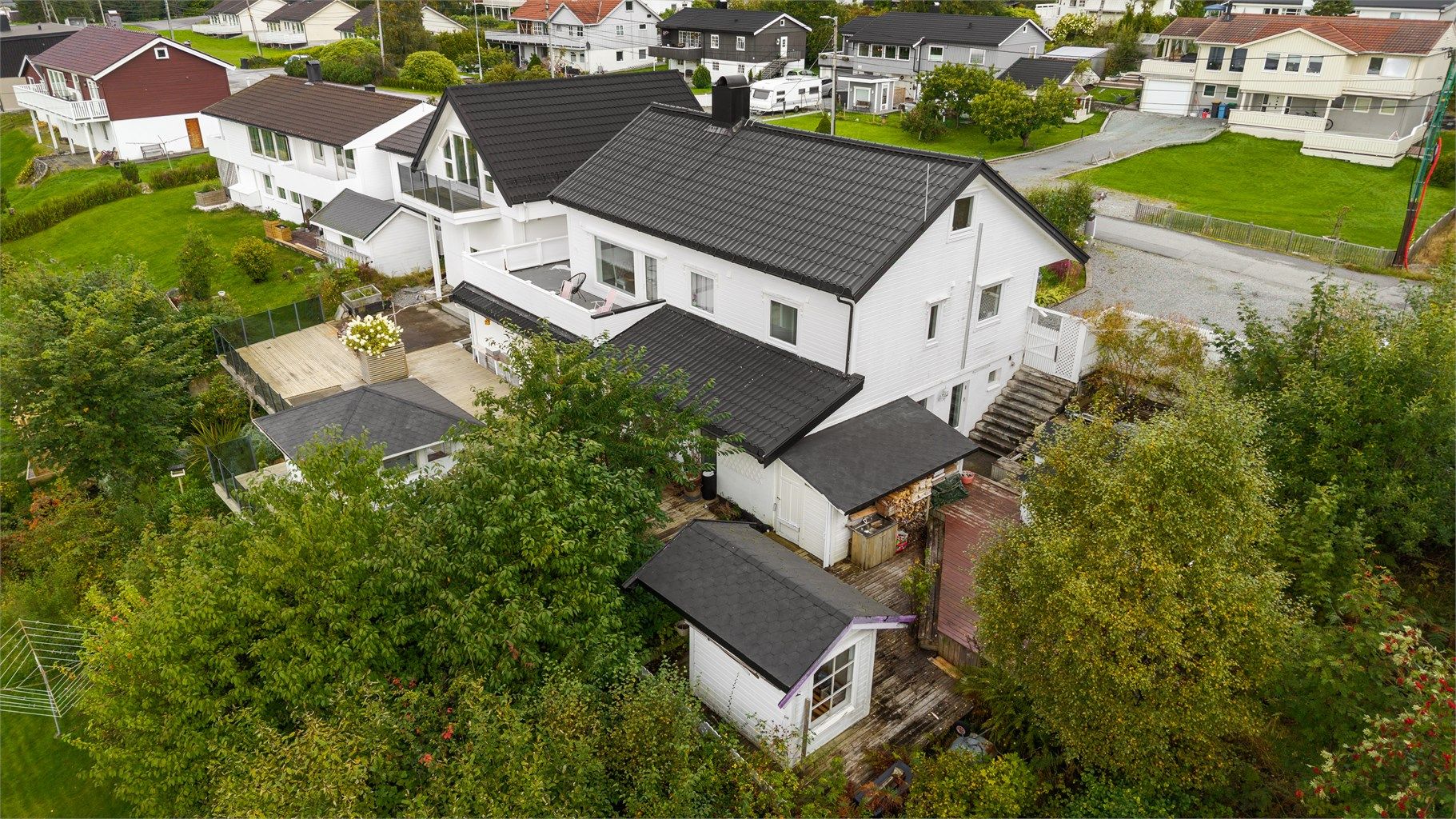 Dronebilde av eiendommen sett fra sydøst