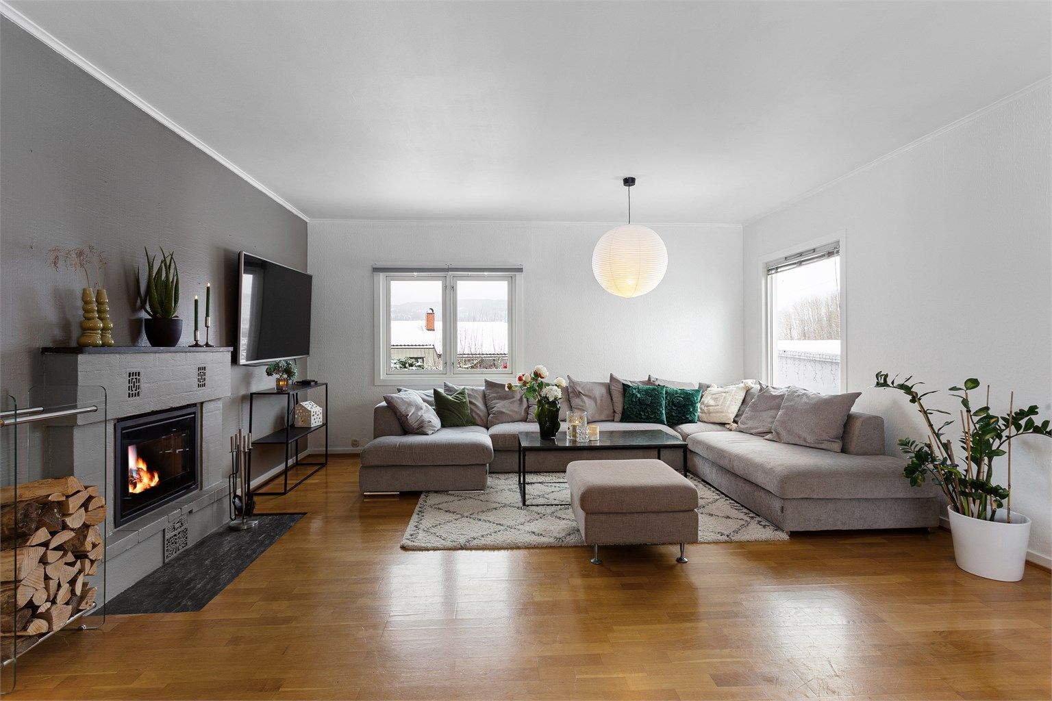 Pen stue med innmurt peisinnsats fra 2018 og luft-til-luft varmepumpe fra 2015