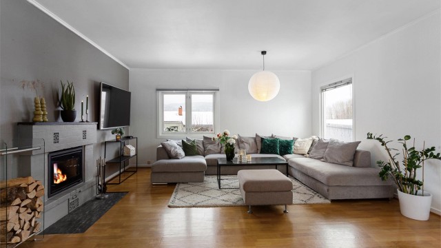 Pen stue med innmurt peisinnsats fra 2018 og luft-til-luft varmepumpe fra 2015