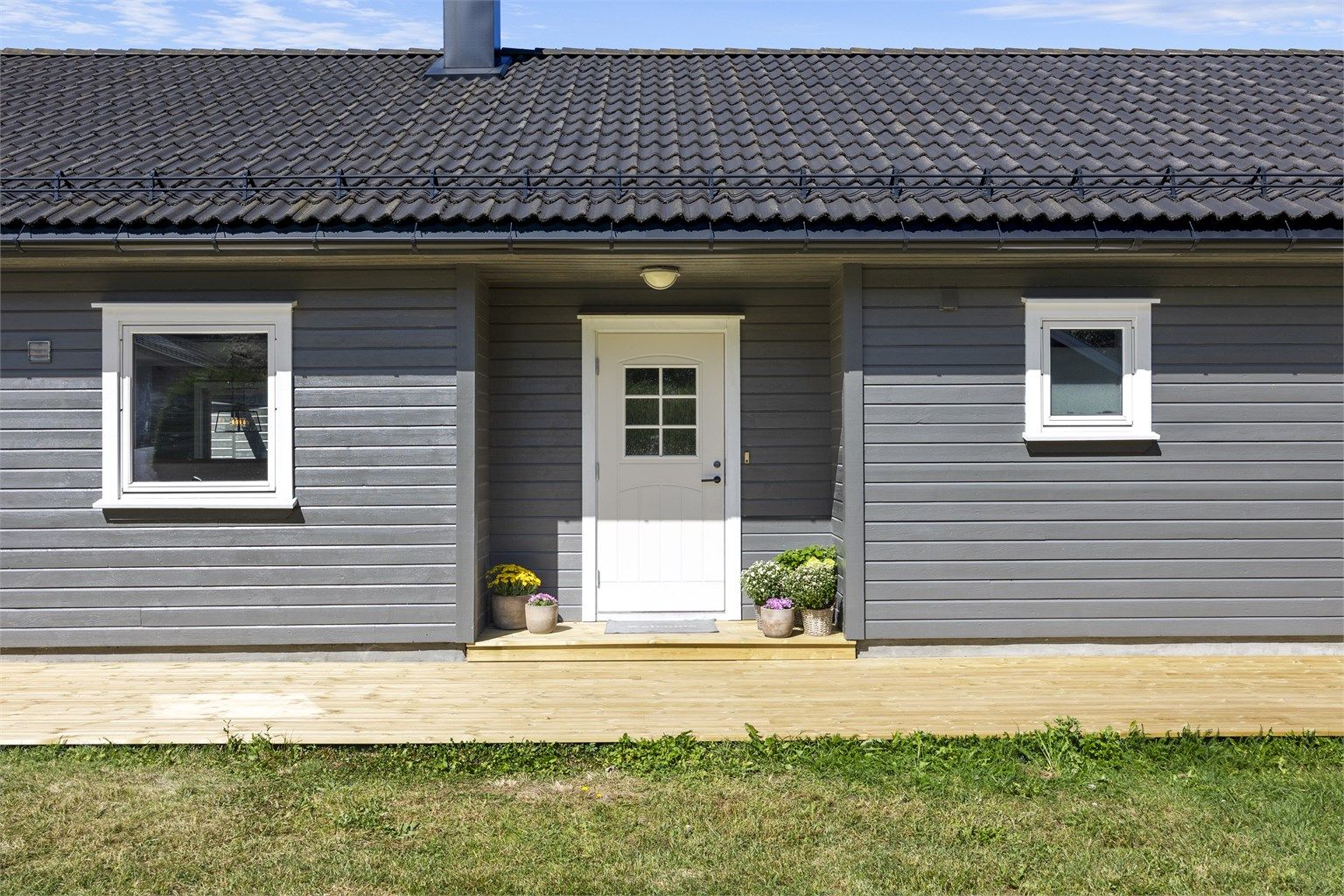 Inngangspartiet ønsker velkommen inn i en velholdt og praktisk bolig.  