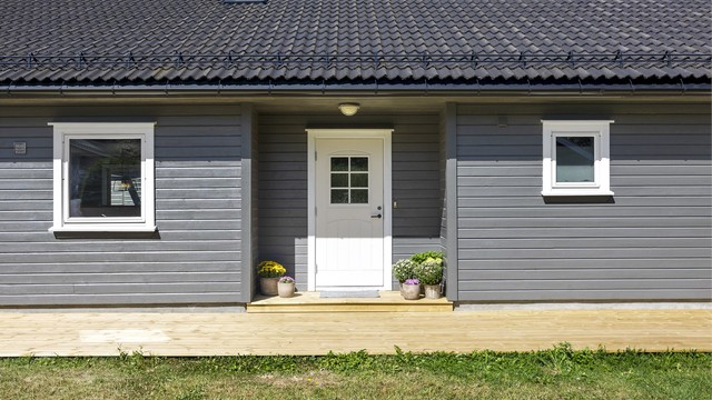 Inngangspartiet ønsker velkommen inn i en velholdt og praktisk bolig.