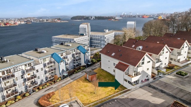 Grøntområde ved siden av bygget og leiligheten.