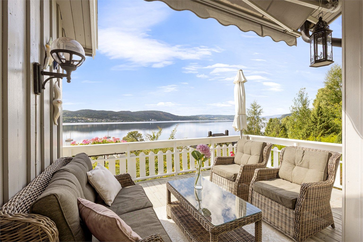 180 graders fjordutsikt hvor sene solnedganger kan nytes fra delvis overbygget terrasse