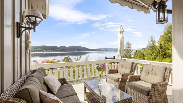180 graders fjordutsikt hvor sene solnedganger kan nytes fra delvis overbygget terrasse
