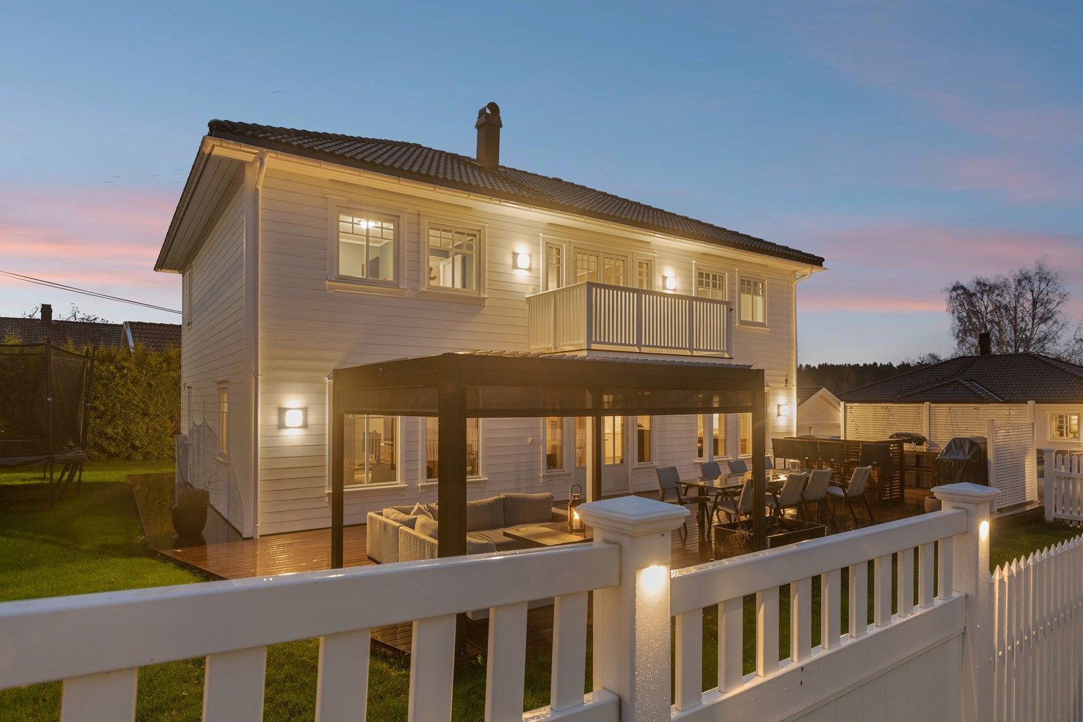 Velkommen til Ruth Snikkerstuas veg 2 - En lekker, tiltalende og romslig enebolig beliggende på Sand