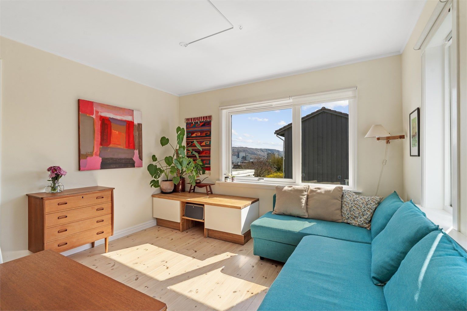 Store vindusflater gir rikelig med dagslys. De fleste vinduer er skiftet i nyere tid. Kun 2 vinduer er av eldre dato.