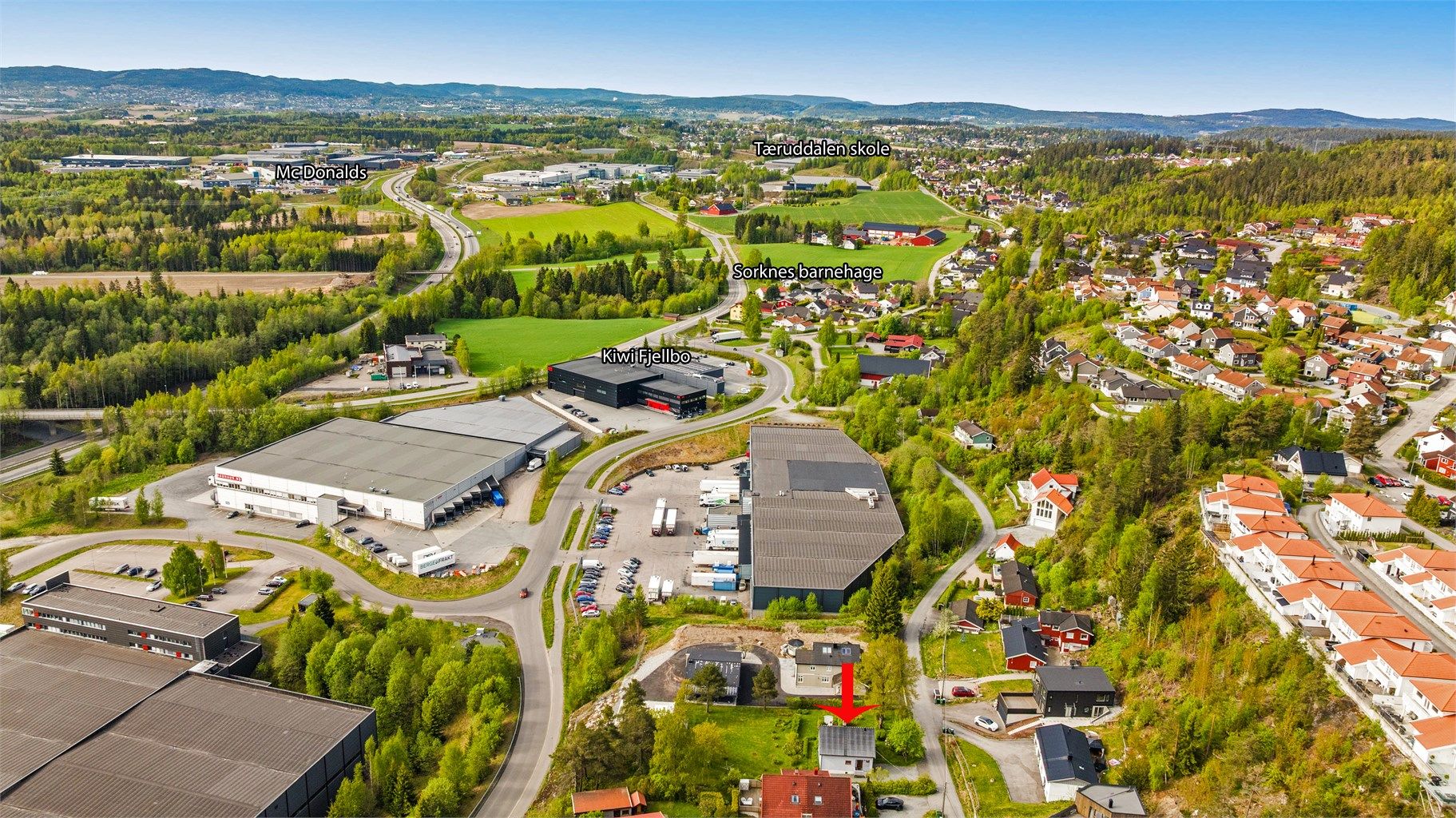 Nærmeste dagligvarebutikk, Kiwi Fjellbo, ligger kun en kort spasertur unna.