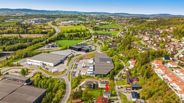 Nærmeste dagligvarebutikk, Kiwi Fjellbo, ligger kun en kort spasertur unna.