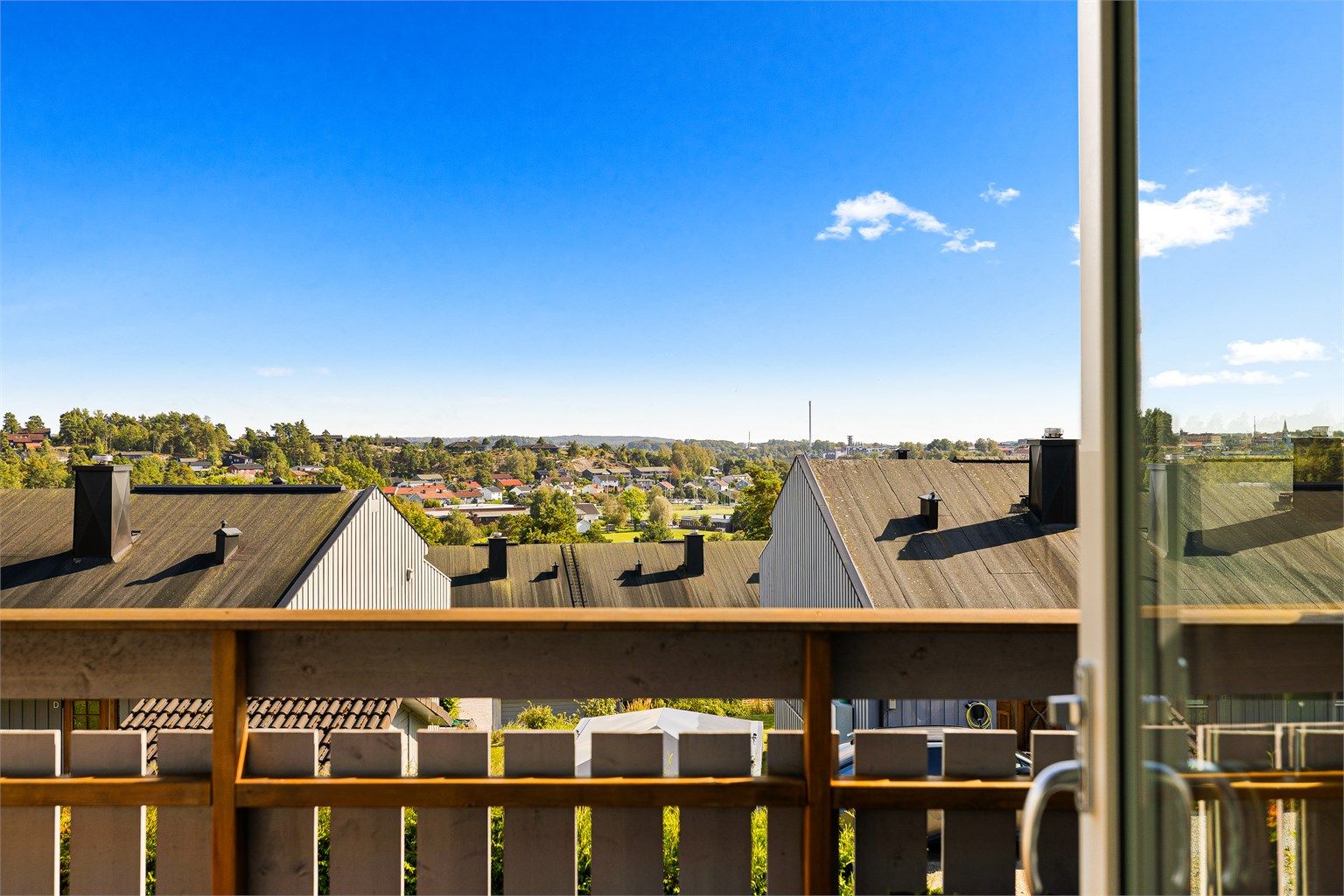 Flott utsikt over Kurland mot sentrum sees fra både stuen, kjøkkenet og balkongen.