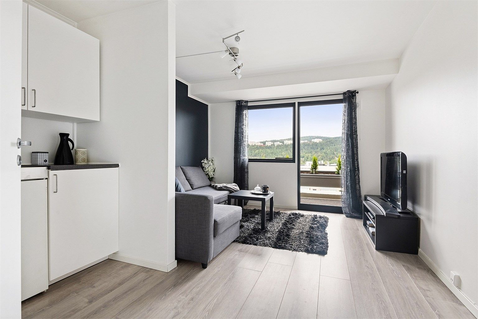 Dette er en lys 1-roms selveierleilighet beliggende sentralt på Stovner Senter med umiddelbar nærhet til buss, T- bane, butikker og restauranter.