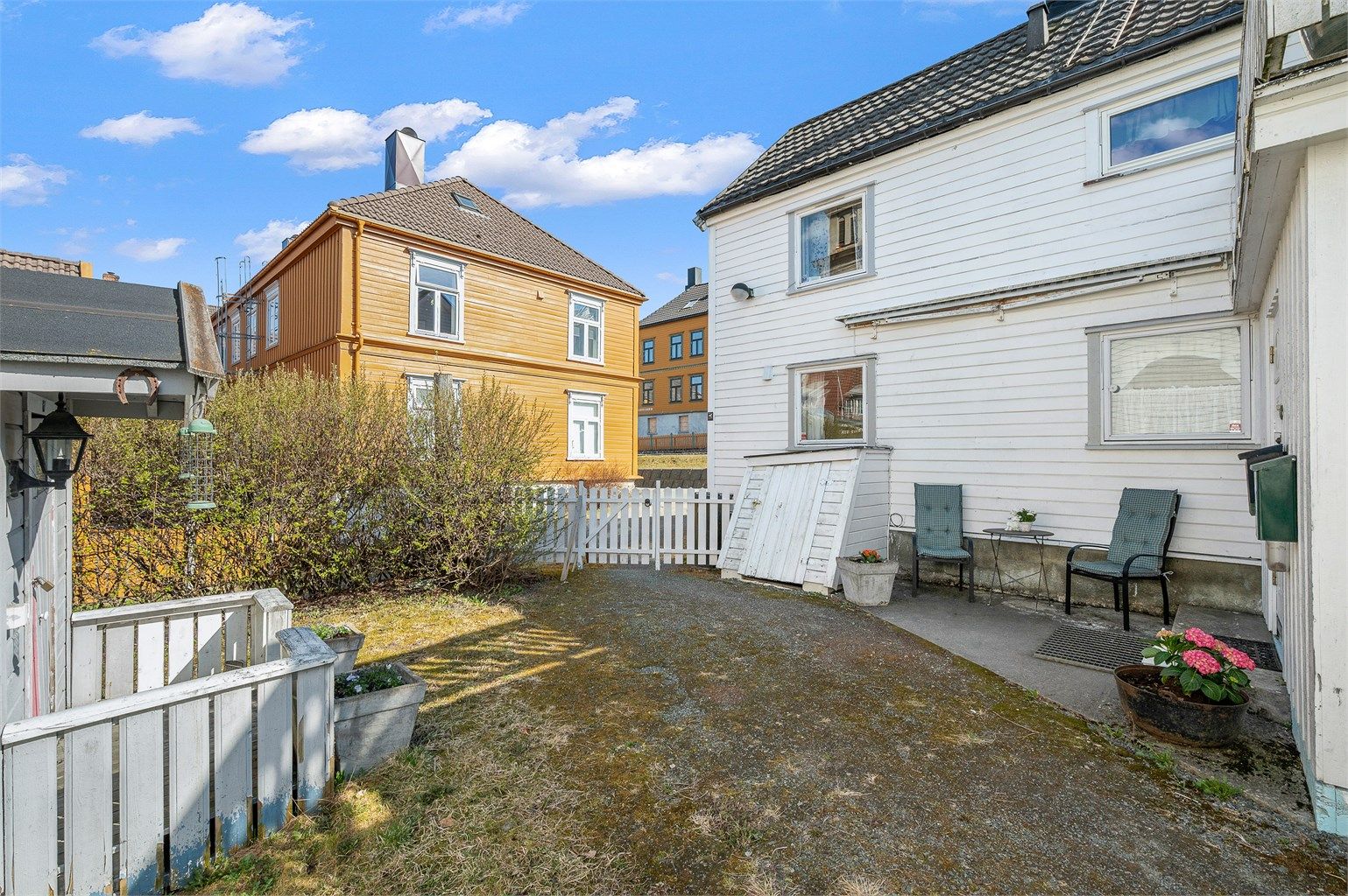 Skjermet uteområde med plass til sittegruppe og hyggelige uteaktiviteter.