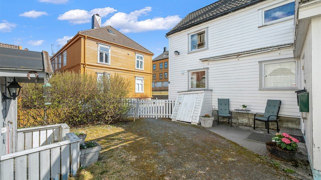 Skjermet uteområde med plass til sittegruppe og hyggelige uteaktiviteter.