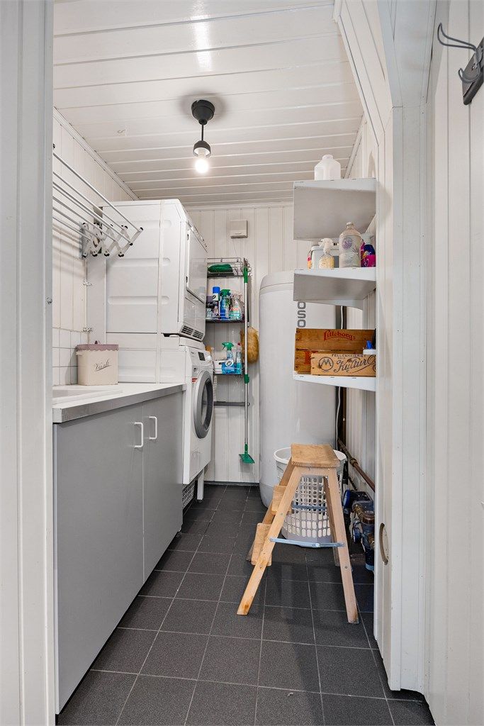 Eget vaskerom med opplegg for vaskemaskin og tørketrommel.