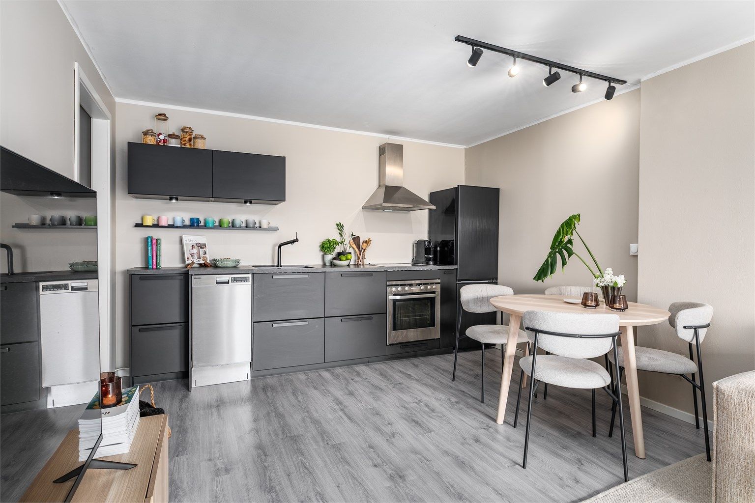 Kjøkkeninnredningen er en stilsikker og velholdt løsning fra IKEA.
