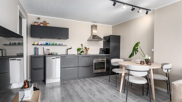 Kjøkkeninnredningen er en stilsikker og velholdt løsning fra IKEA.