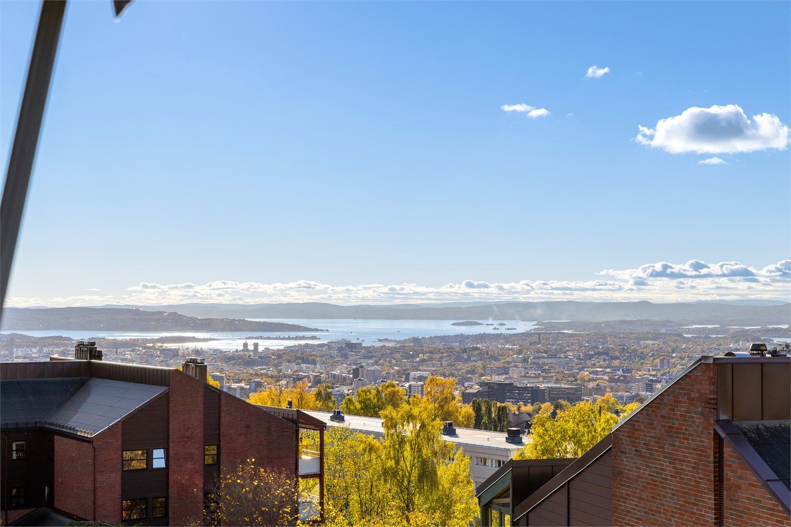 Utsikten strekker seg fra Oslo sentrum og Oslofjorden i sør, via Holmenkollen i vest, til Nordmarkas grønne åser og Maridalen i nord
