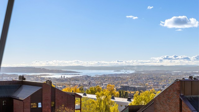 Utsikten strekker seg fra Oslo sentrum og Oslofjorden i sør, via Holmenkollen i vest, til Nordmarkas grønne åser og Maridalen i nord
