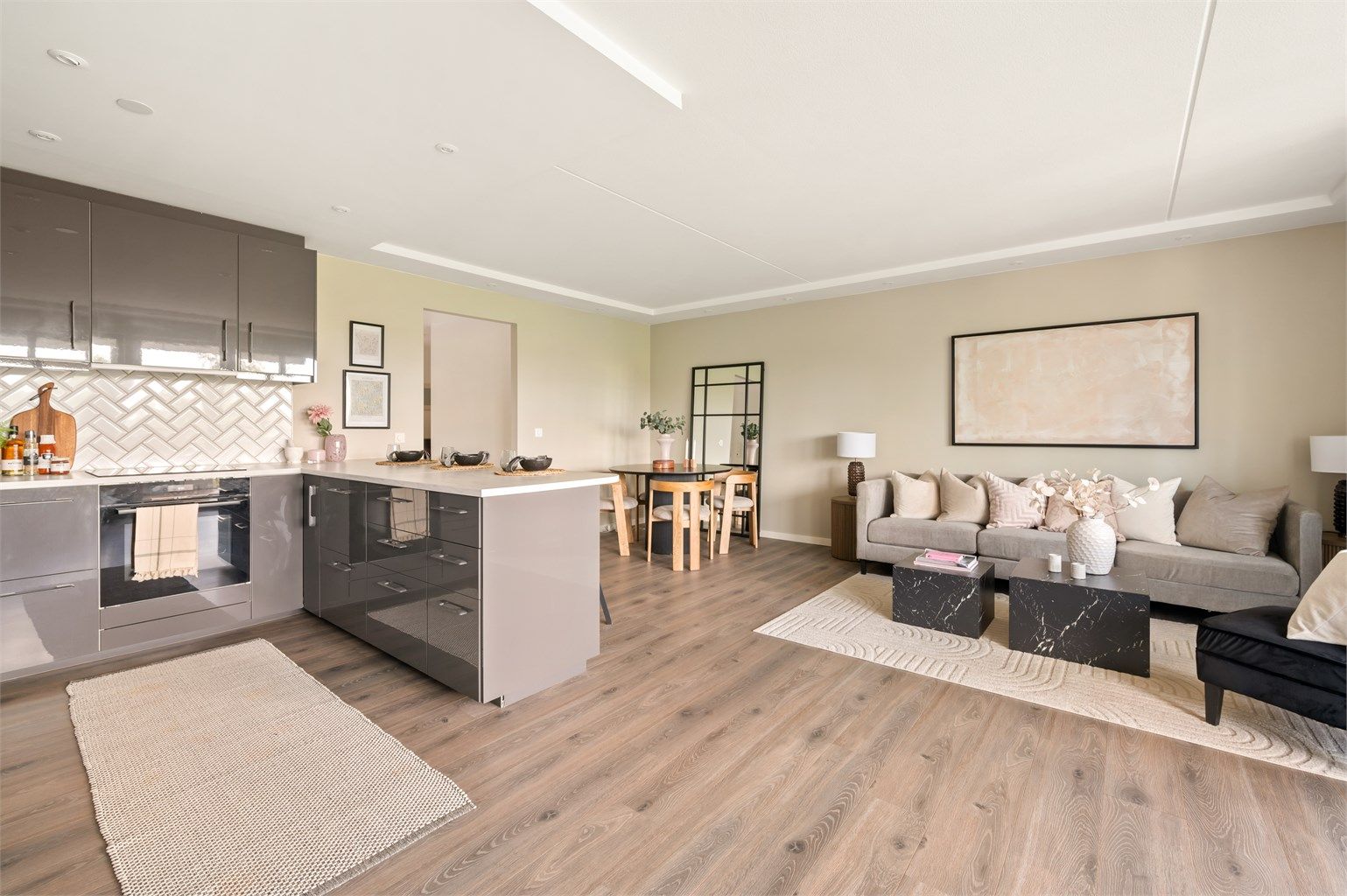 En stilren og delikat 3-roms selveierleilighet med solrik balkong på populære Etterstad.