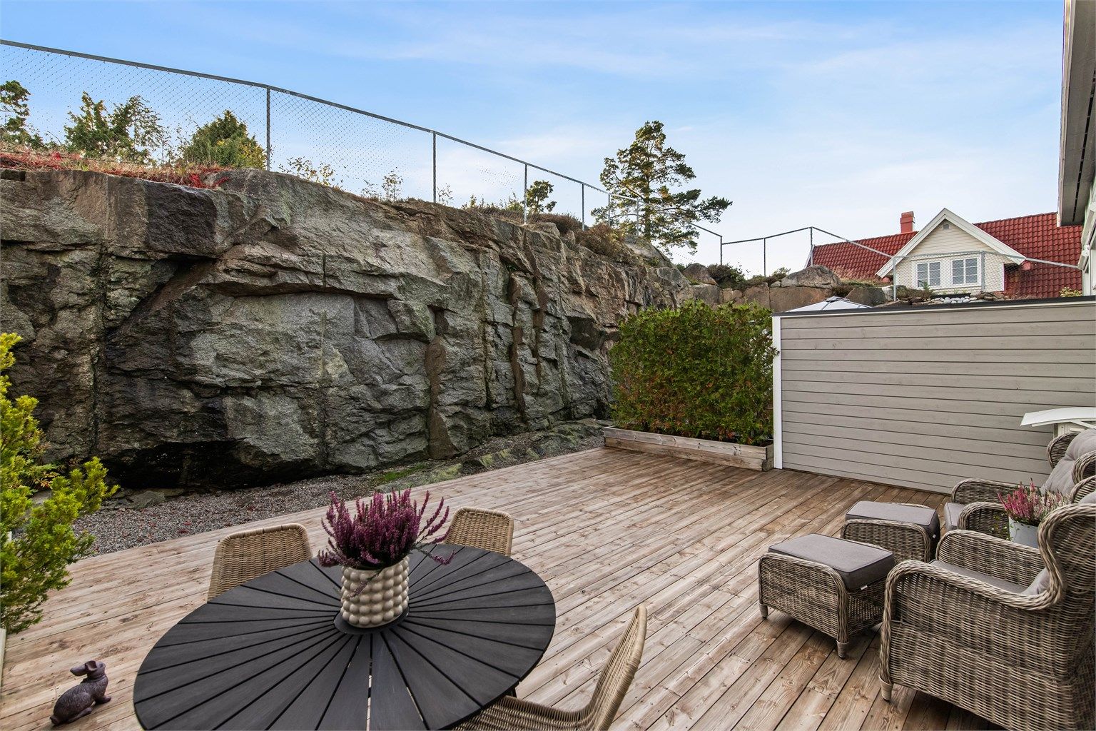 Fra stuen er det direkte utgang til en vestvendt markterrasse.
