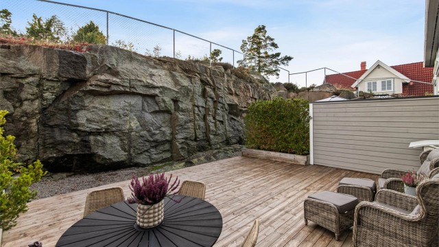 Fra stuen er det direkte utgang til en vestvendt markterrasse.