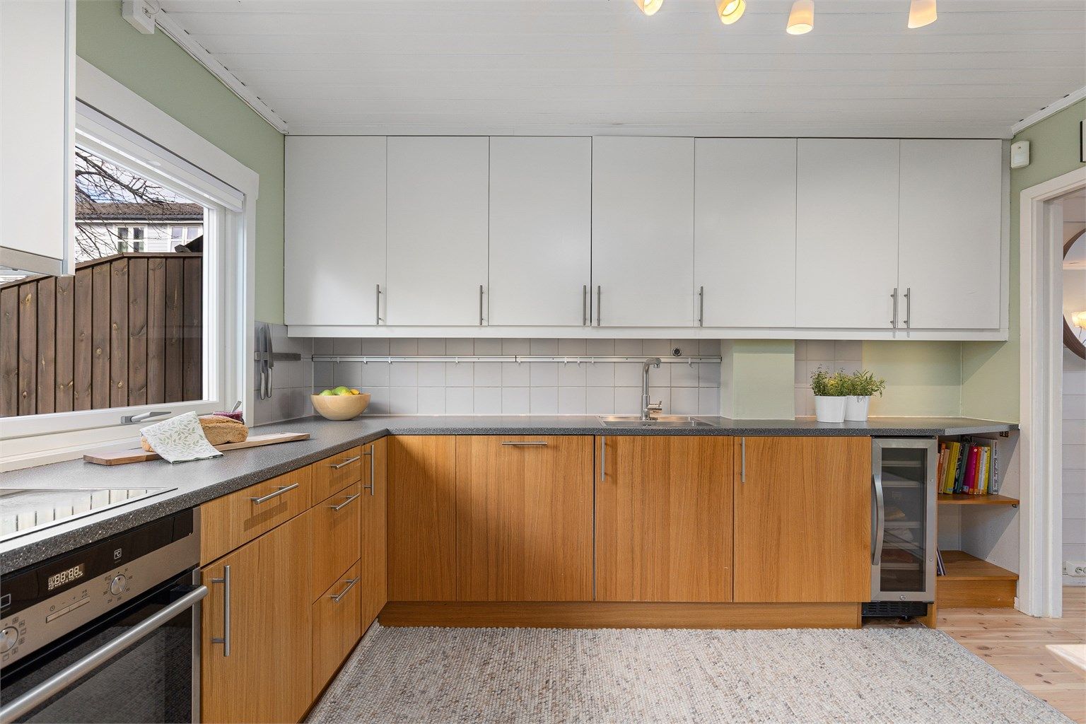 Norema kjøkken modernisert i 2015 med nye fronter, benkeplate og hvitevarer