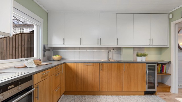 Norema kjøkken modernisert i 2015 med nye fronter, benkeplate og hvitevarer