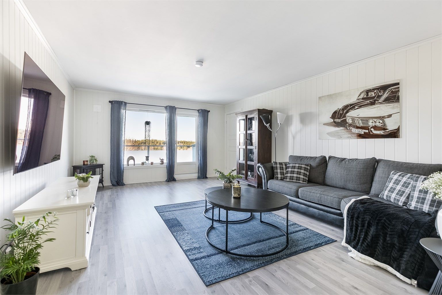 Den fine utsikten mot vest kan du glede deg over også i stuen, året gjennom.